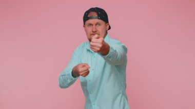 Pandomimci genç adam hayali, görünmez bir halatı çekiyor. Ne kadar dayanıklı ve güçlü olduğunu gösteriyor.