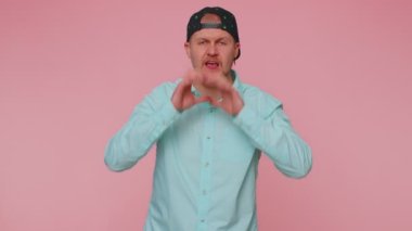 Ağız kenarında el ele tutuşan etkileyici bir adam bağırıyor, bağırıyor, bağırıyor indirimler yapıyor.