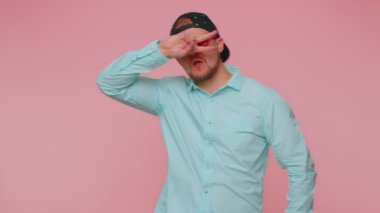 Komik adam müzik dinliyor, gülümsüyor disko partisinde dans ediyor ritmik olarak el ele tutuşuyor, eğleniyor.