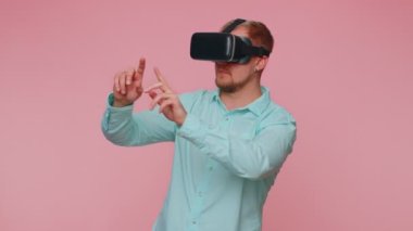 Sanal gerçeklik teknolojisi kullanan adam 3D video oyunu canlandırmak için VR kulaklık kullanıyor.