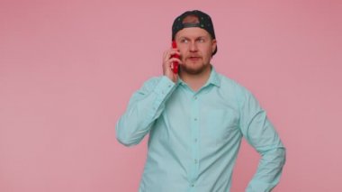 Telefonda konuşan bir adam, arkadaşlarıyla akıllı telefon kullanan, iyi haberler veren hoş bir cep telefonu sohbeti.