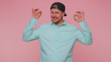 Bitcoins btc gösteren adam, kariyer zenginliği, kripto para yatırımı, gelecekteki teknoloji ödemeleri