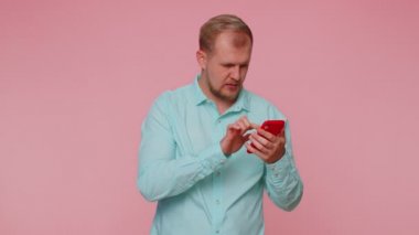 Mutlu, heyecanlı adam cep telefonu kullanıyor. 