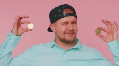 Bitcoins btc gösteren adam, kariyer zenginliği, kripto para yatırımı, gelecekteki teknoloji ödemeleri