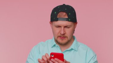 Mutlu, heyecanlı adam cep telefonu kullanıyor. 