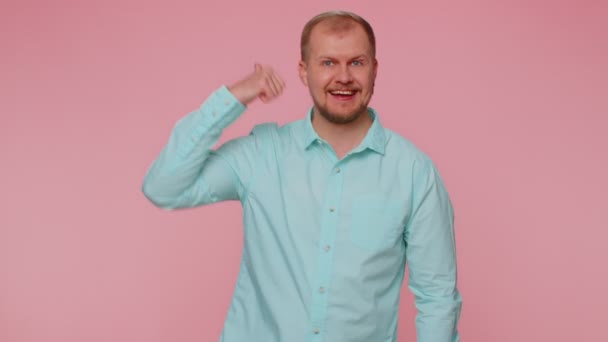 Baard man heft duimen omhoog eens of geeft positief antwoord beveelt reclame houdt van goed — Stockvideo