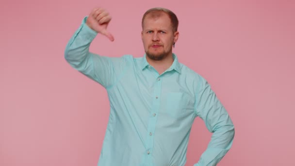 Rozrušený muž v neformální košili ukazující palce dolů gesto, nesouhlas, nespokojenost — Stock video