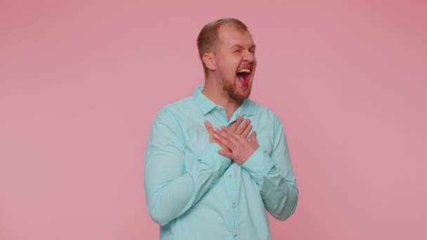 Glædelig mand griner højt efter at have hørt latterlig anekdote, sjov joke, følelse sorgløs morede – Stock-video
