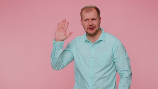 Skæg mand smilende venlig på kamera og vinke hænder gesturing hej eller farvel, indbydende – Stock-video