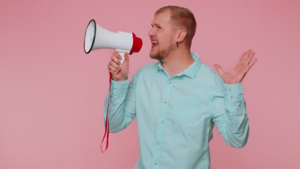 Le skäggig man pratar med megafon, förkunna nyheter, högt tillkännage försäljning annons — Stockvideo
