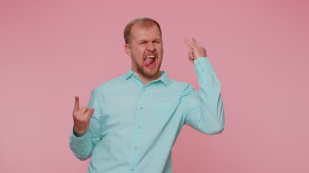 Überglücklicher glücklicher Mann zeigt Rock n Roll Geste an den Händen, cooles Zeichen, schreit yeah mit verrücktem Gesicht — Stockvideo
