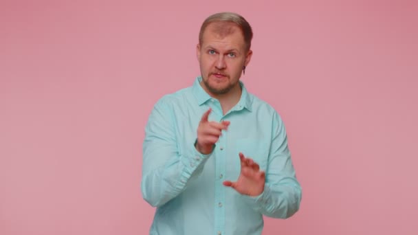Mann warnt mit mahnender Fingergeste, sagt Nein, sei vorsichtig, vermeide Gefahr, Missbilligungszeichen — Stockvideo