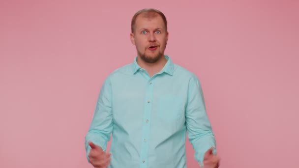 Turist-stilig mann i skjorte med tommeltotter opp og nikk i bifall, vellykket arbeid – stockvideo