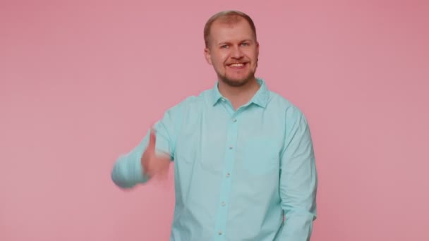 Alegre un hombre con camisa mirando a la cámara haciendo el gesto del teléfono como dice hey me llamas de nuevo — Vídeos de Stock