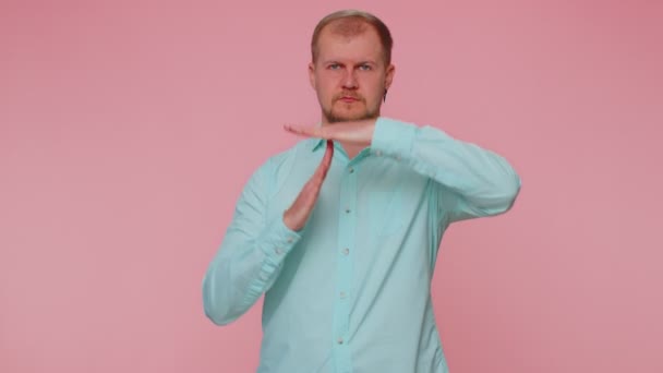 Træt alvorlig ked mand viser tid ud gestus, begrænse stop pause tegn intet pres jeg har brug for mere tid – Stock-video