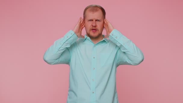 耳を覆うイライラした男不快な騒音の声を無視するアドバイスを避ける — ストック動画