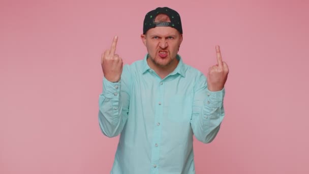 Homem louco agressivo mostra dedos médios, demonstrando protesto gesto rude de desrespeito rejeitando — Vídeo de Stock