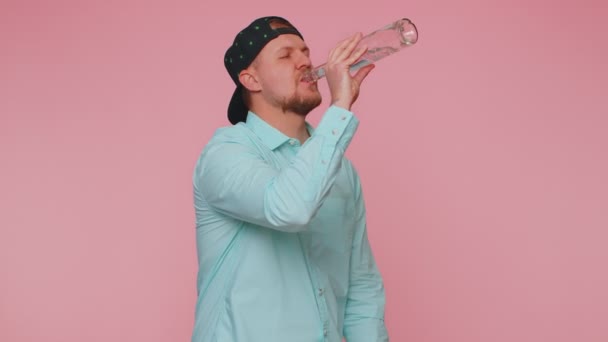 Pijany człowiek po imprezie pije wódkę z butelki, świętuje zwycięstwo, problem z alkoholem — Wideo stockowe