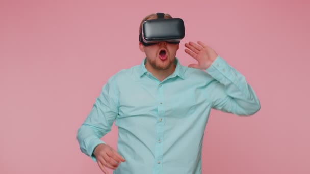 Man met behulp van virtual reality futuristische technologie VR-headset helm om te spelen simulatie 3D video game — Stockvideo