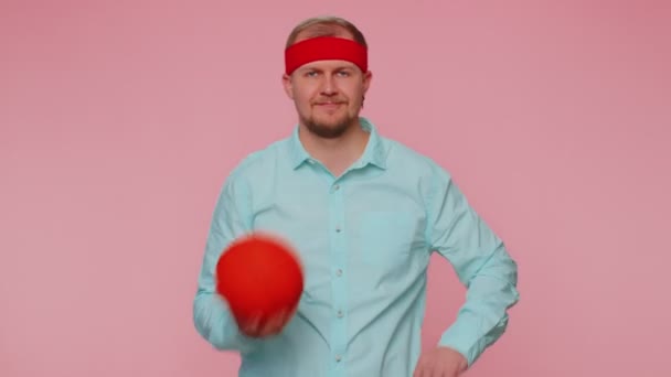 Homme sportif fan de basket-ball tenant le ballon, dribble entraînement, entraînement sport motivation style de vie — Video