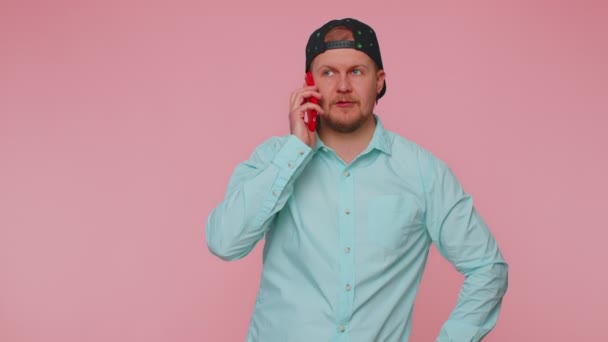 Mann telefoniert, Handy-Gespräch mit Freunden, gute Nachrichten erzählen — Stockvideo