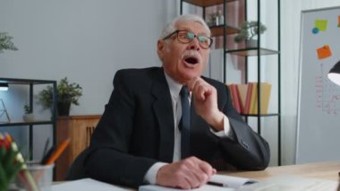 İşadamı parmağını kaldırdı ve yaratıcı bir plan yaptı. İyi fikirlerden etkilendi.