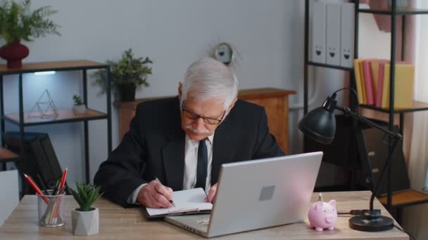 Старший бизнесмен анализирует документы документов потери, неудачи, потери, сроки, проблемы — стоковое видео