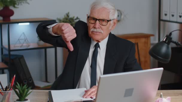Overstuur senior zakenman toont duimen neer teken gebaar, afkeuring, ontevreden, afkeer — Stockvideo