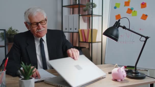 Feliz hombre de negocios senior bailando danza de la victoria celebrando el éxito de fin de semana de vacaciones ganar en la oficina — Vídeo de stock