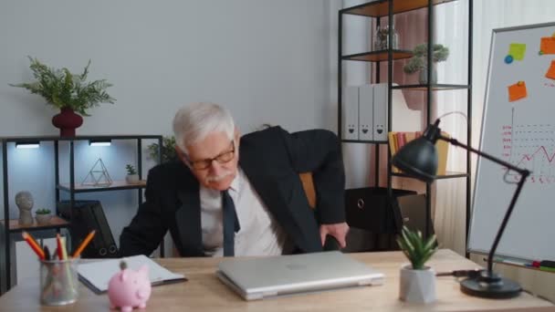 Uśmiechnięty dojrzały biznesmen siedzi przy biurku w miejscu pracy, otwiera laptopa, zaczyna pracę — Wideo stockowe