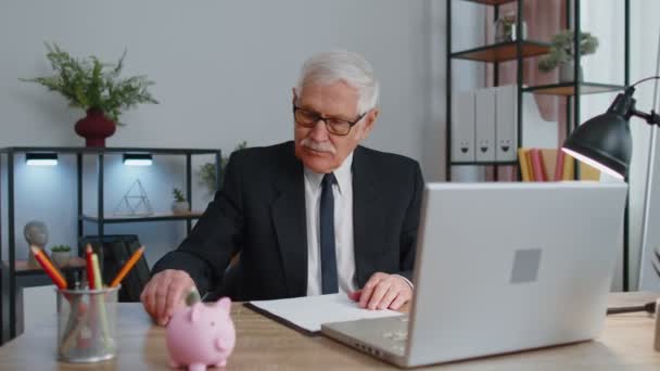 Cheerful senior mature business office man wears glasses, formal suit, smiling, looking at camera — Video Stock