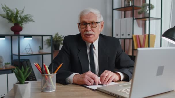 Senior business man zaměstnanec natahuje ruku ke kameře nabízí stisk ruky, pozdrav, uvítání — Stock video