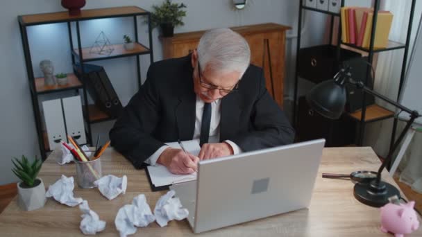 Müder Senior-Geschäftsmann nutzt Laptop, hat Nervenzusammenbruch bei der Arbeit, Migräne, Kopfschmerzen — Stockvideo