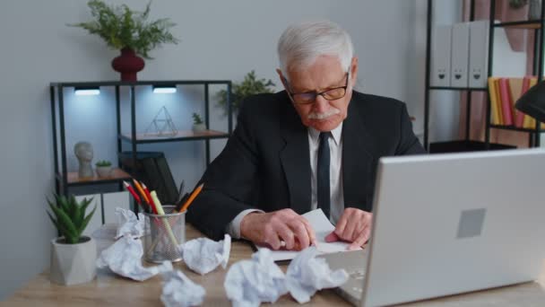 Müder Senior-Geschäftsmann nutzt Laptop, hat Nervenzusammenbruch bei der Arbeit, Migräne, Kopfschmerzen — Stockvideo