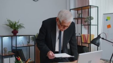 Belgeleri analiz eden kıdemli bir işadamı kaybeder, kötü talih, kayıp, teslim tarihi, sorun