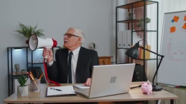 Üst düzey bir işadamı hoparlörden bağırıyor, indirimler, satışlar, duyurular, reklamlar...