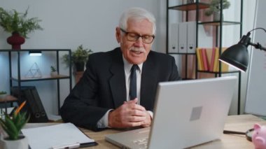 Kıdemli iş adamı direktörü iş görüşmesi yapıyor, video konferans görüşmesi yapıyor.