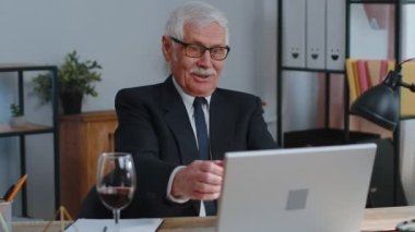 Kıdemli iş adamı iyi haberler alır, olumlu sınav sonuçları, fırsat, imzalı sözleşme.