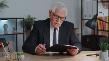 Kıdemli iş adamı direktörü iş görüşmesi yapıyor, video konferans görüşmesi yapıyor.