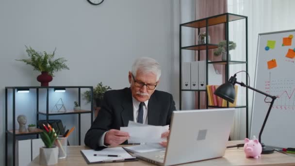 Boze gefrustreerde senior zakenman gooit papieren financiële rekeningen in de lucht, faillissement stress probleem — Stockvideo