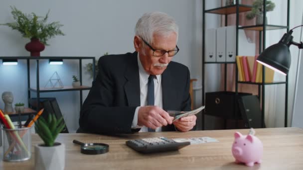 Senior office man akuntan atau bankir menggunakan kalkulator membuat perhitungan uang tunai — Stok Video
