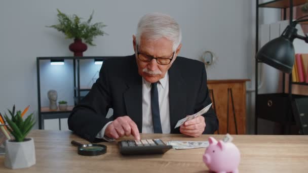Senior business office man accountant of bankier met behulp van rekenmachine het maken van geld contante berekeningen — Stockvideo