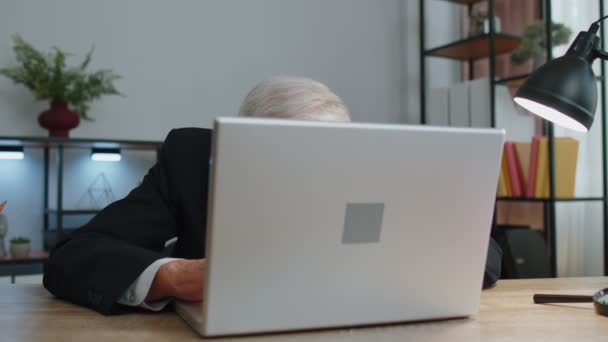 Senior mature older business man hiding behind laptop computer, making funny face, fooling around — Video