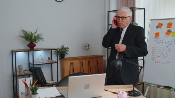 Angry senior homme d'affaires faire un appel téléphonique au travail de bureau ennuyé patron parler querelle mobile — Video