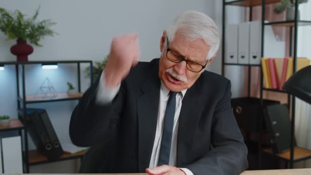 Senior business man directeur hebben interview gesprek, video conference call op kantoor — Stockvideo