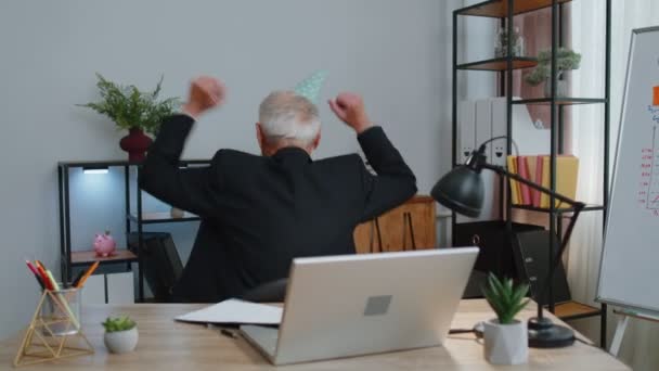 Boldog nyugdíjas üzletember tánc győzelem tánc ünneplés hétvégi nyaralás siker győzelem az irodában — Stock videók