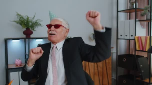Feliz hombre de negocios senior bailando danza de la victoria celebrando el éxito de fin de semana de vacaciones ganar en la oficina — Vídeos de Stock