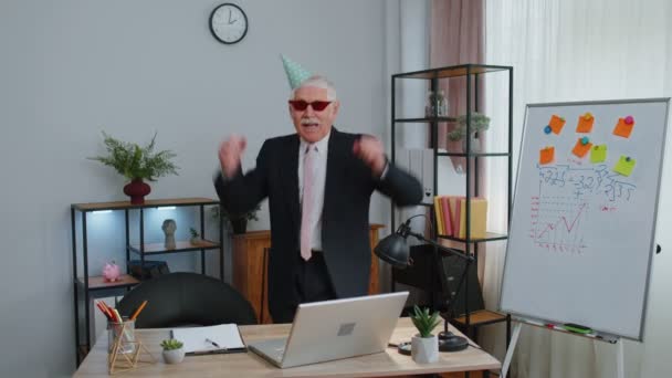 Glücklicher Senior-Geschäftsmann tanzt Siegestanz und feiert Feiertagserfolg im Amt — Stockvideo