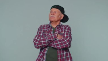 Neşeli bıyıklı son sınıf mankeni rahat gömlekli, gülümseyen ve yalnız başına kameraya bakan.