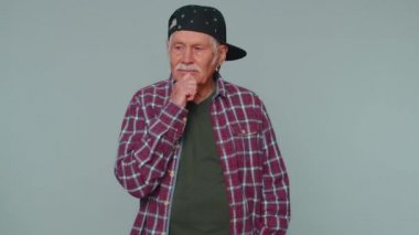 İlham verici kıdemli adam, Eureka 'yı işaret ederek jest, çözüm, fikir, ilham, cevap veriyor.